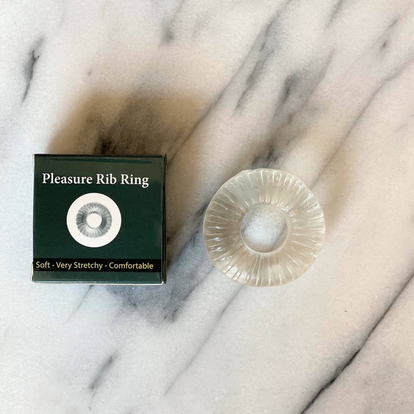 Zijaanzicht Pleasure Rib Ring toont ergonomische vorm en ribbel textuur voor extra stimulatie