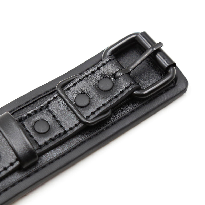 Stijlvolle handboeien van De Paarse Keizerin op witte achtergrond voor intieme momenten