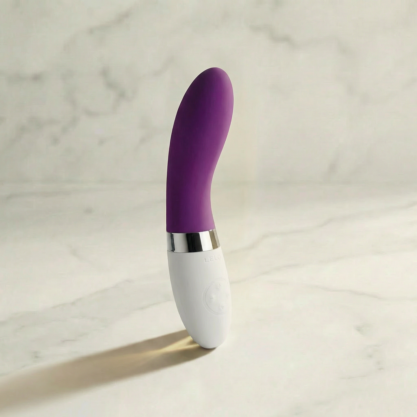 Lelo Liv 2 vibrator in paars op witte achtergrond