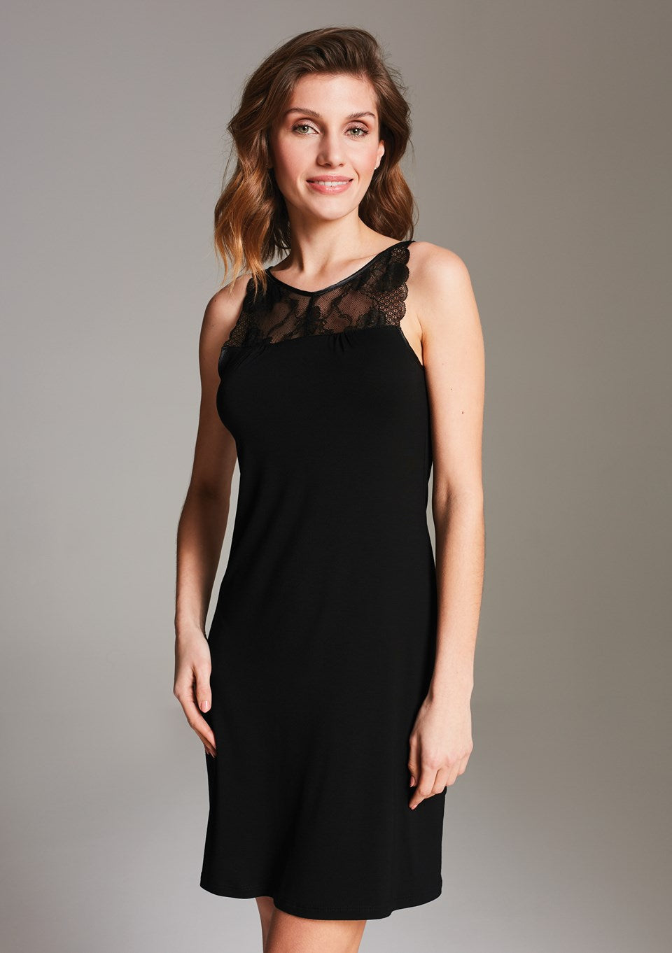 Zwart nachtjurkje van Vanilla met sexy rugdetail, maat S van De Paarse Keizerin op witte achtergrond