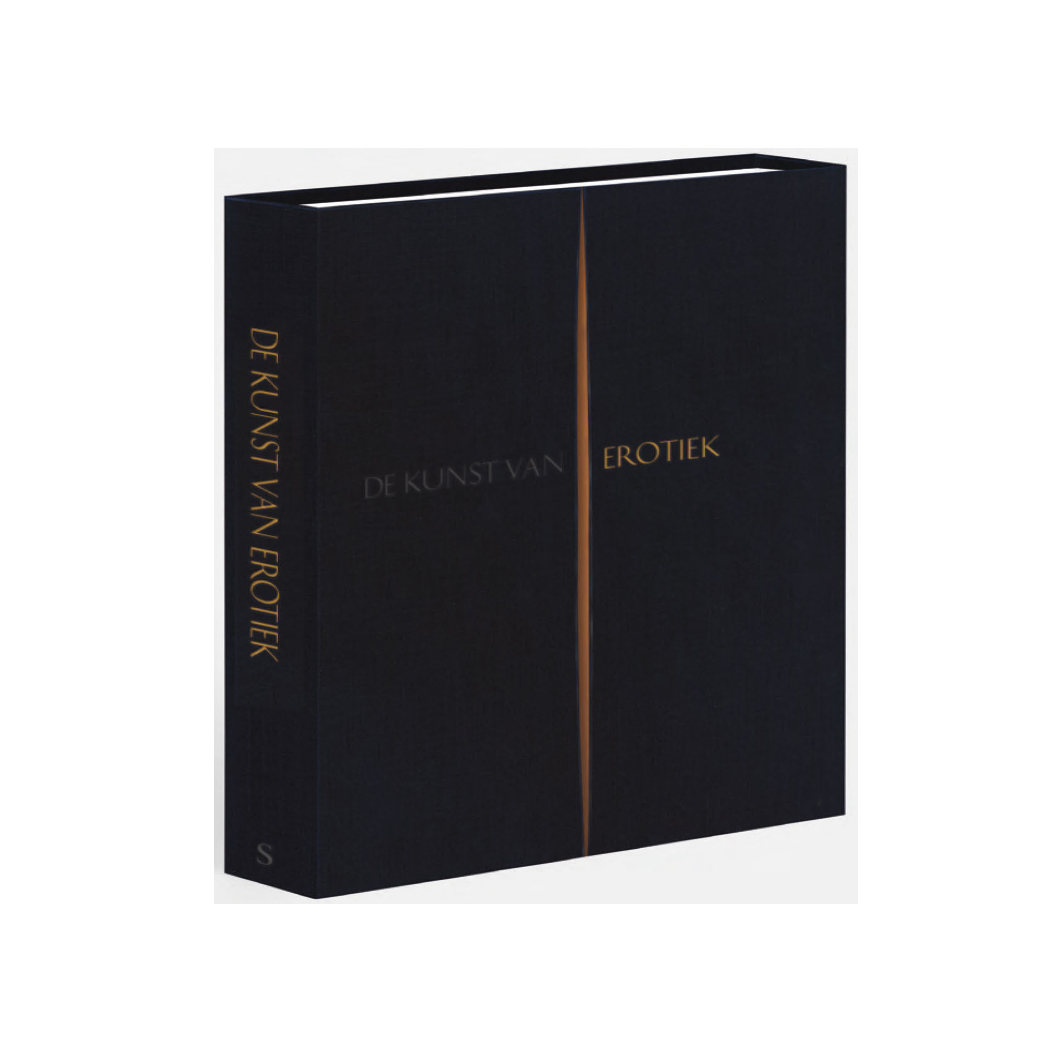 Zwarte cassette met gouden titel De Kunst van Erotiek, recht van voren