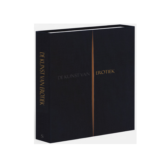 Zwarte cassette met gouden titel De Kunst van Erotiek, recht van voren