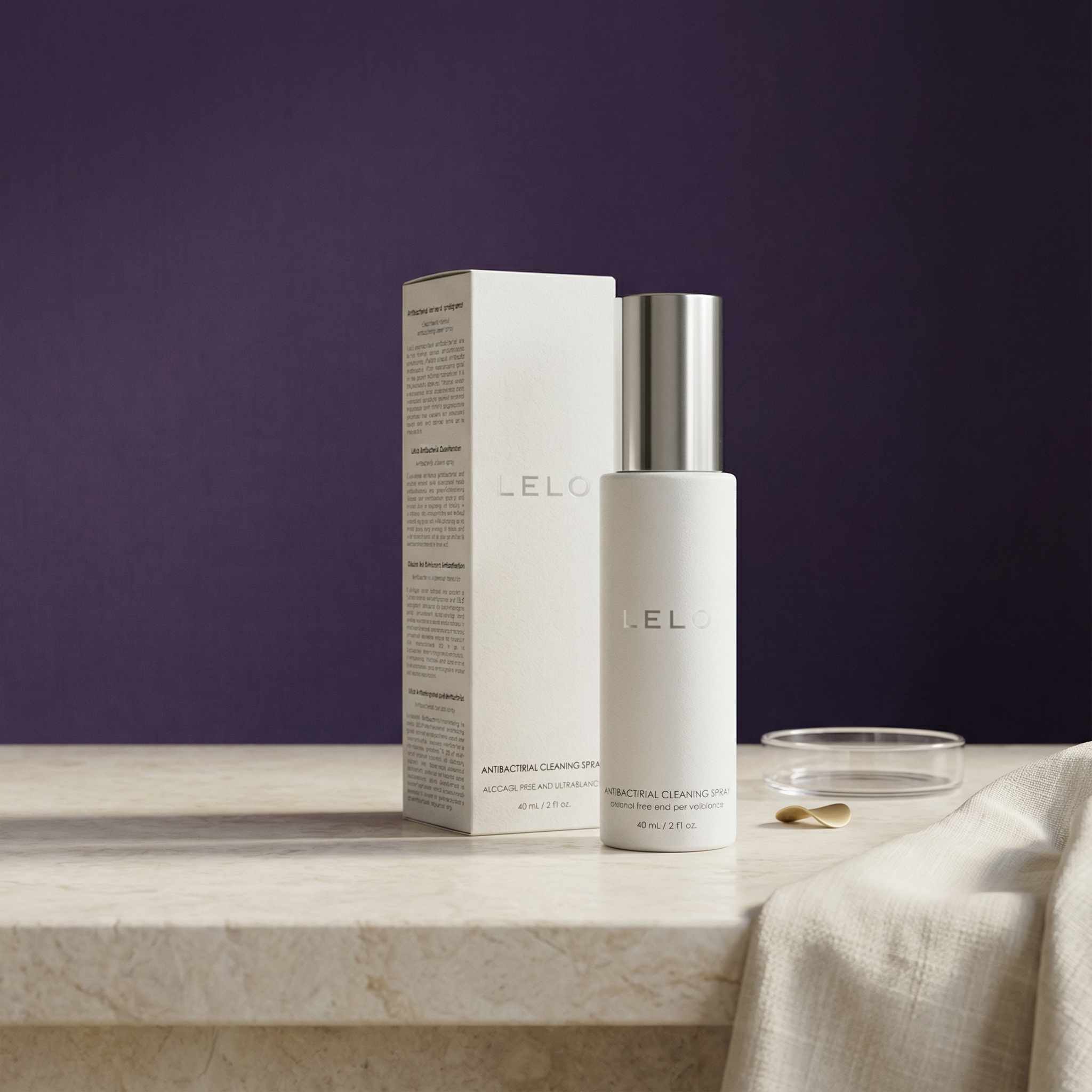 LELO reinigingsspray verpakking met productinformatie en gebruiksinstructies