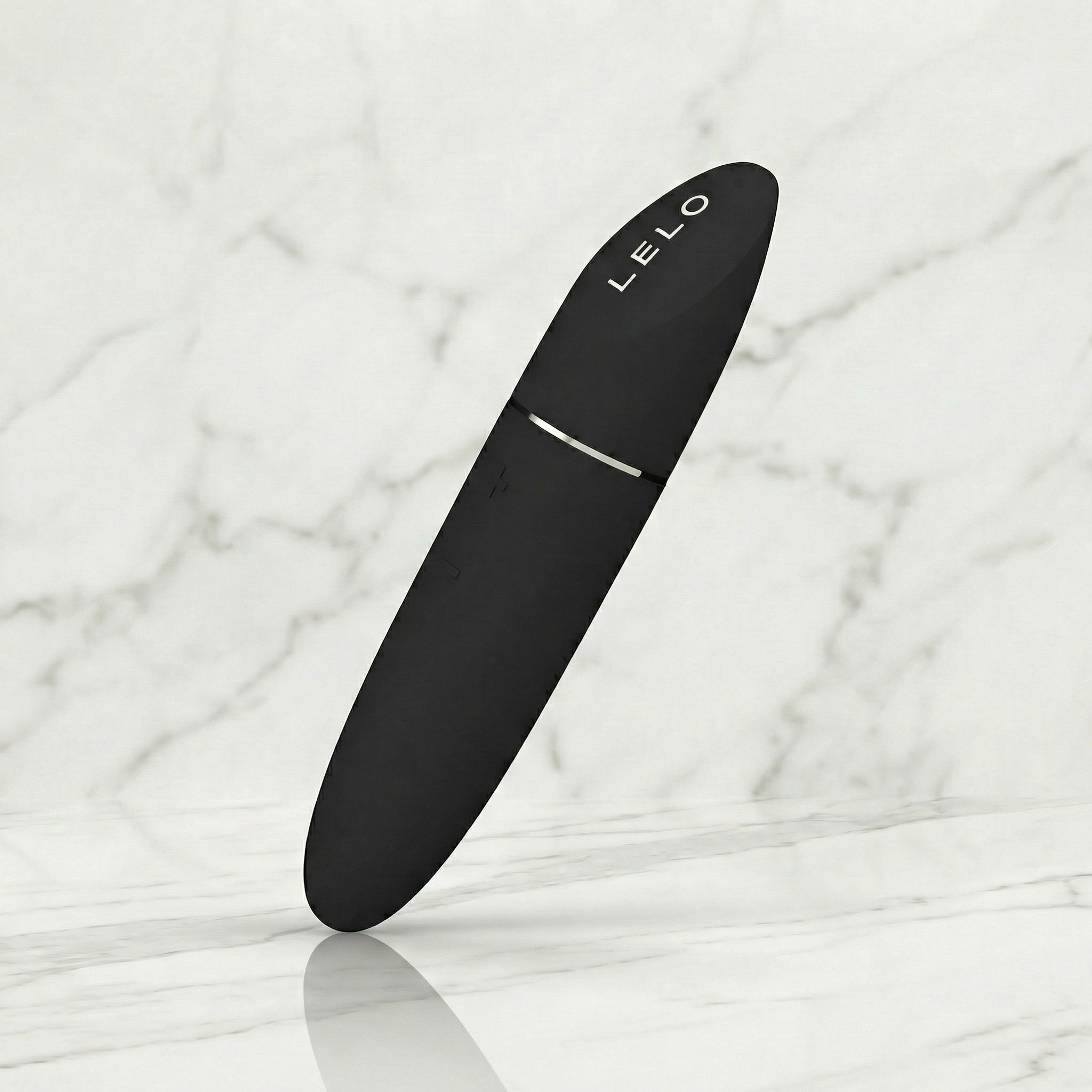 Lelo Mia 3 in zwart getoond van opzij met elegante afgeronde vorm