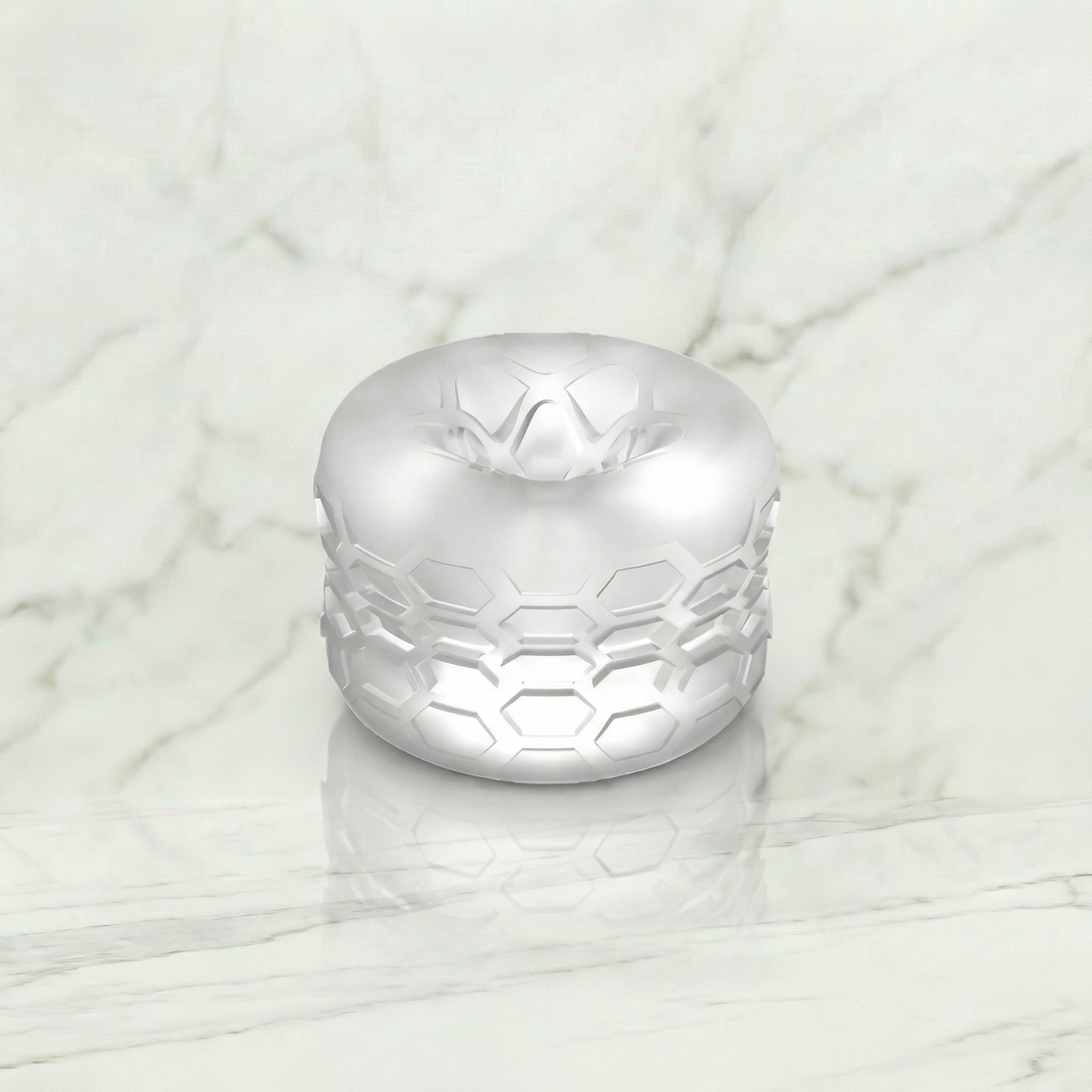 Sono masturbator met bumper van De Paarse Keizerin, vooraanzicht op witte achtergrond