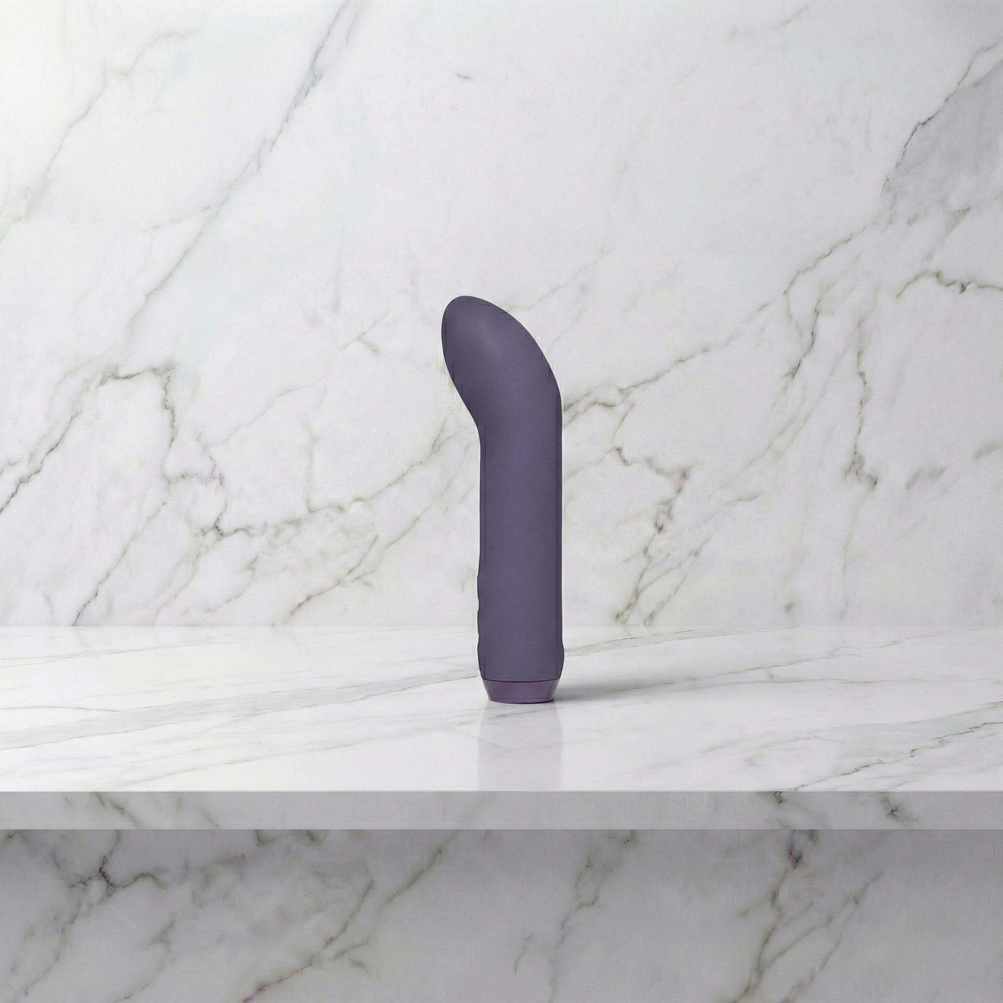 Je Joue mini vibrator in elegante vormgeving op witte achtergrond