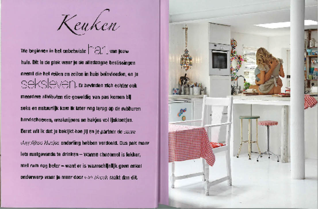 Boekpagina over de keuken met roze achtergrond en foto van een witte keuken