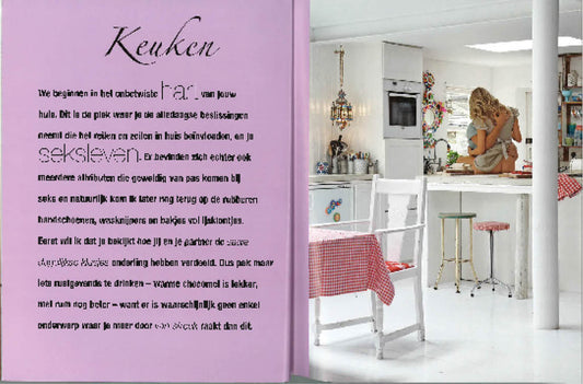 Boekpagina over de keuken met roze achtergrond en foto van een witte keuken