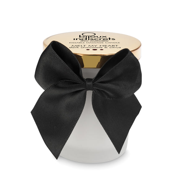 Close-up detail van bruine chocolade massagekaars met goudkleurige deksel van De Paarse Keizerin