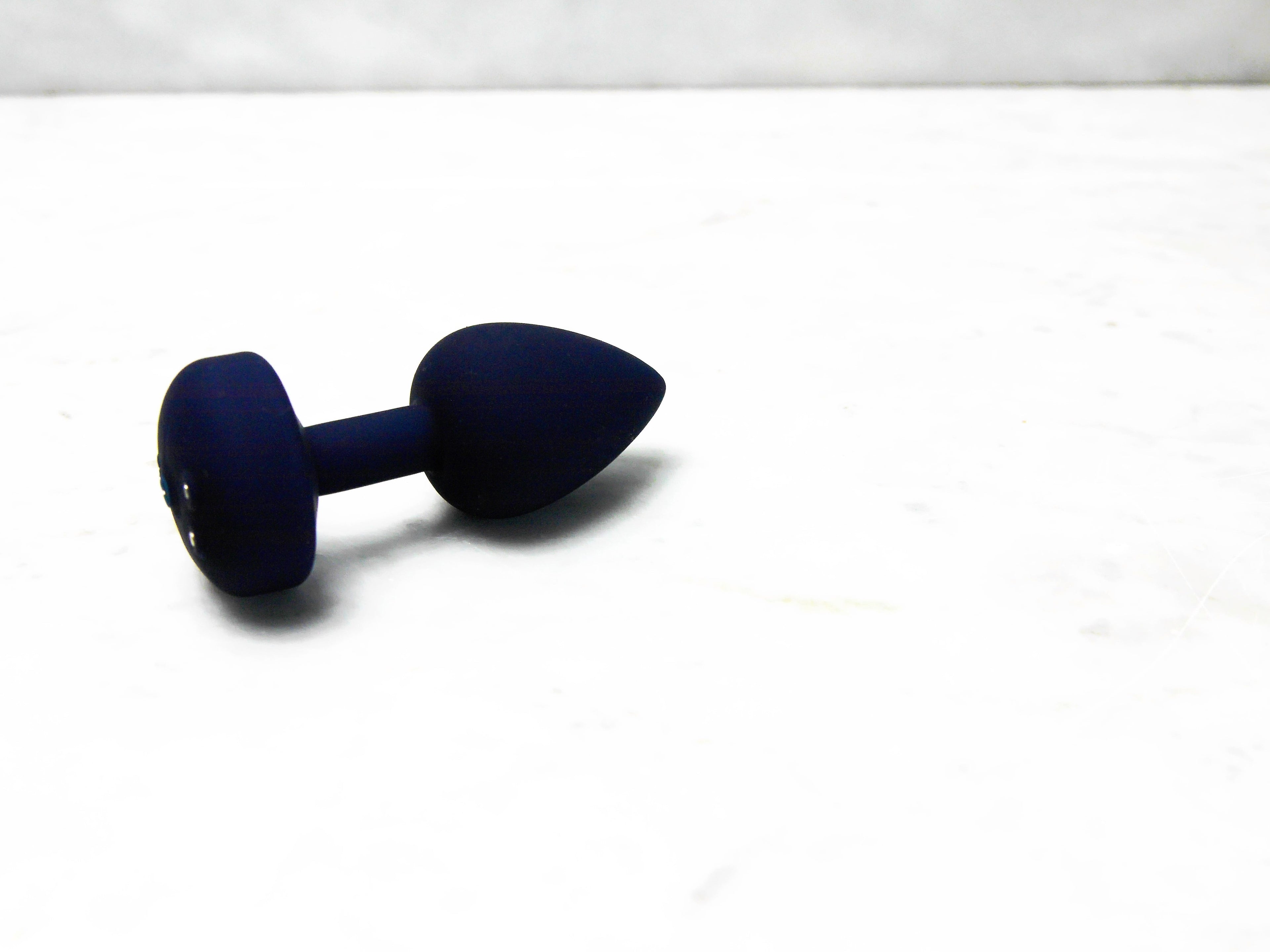 Zijaanzicht oplaadbare buttplug met elegante vormgeving van De Paarse Keizerin