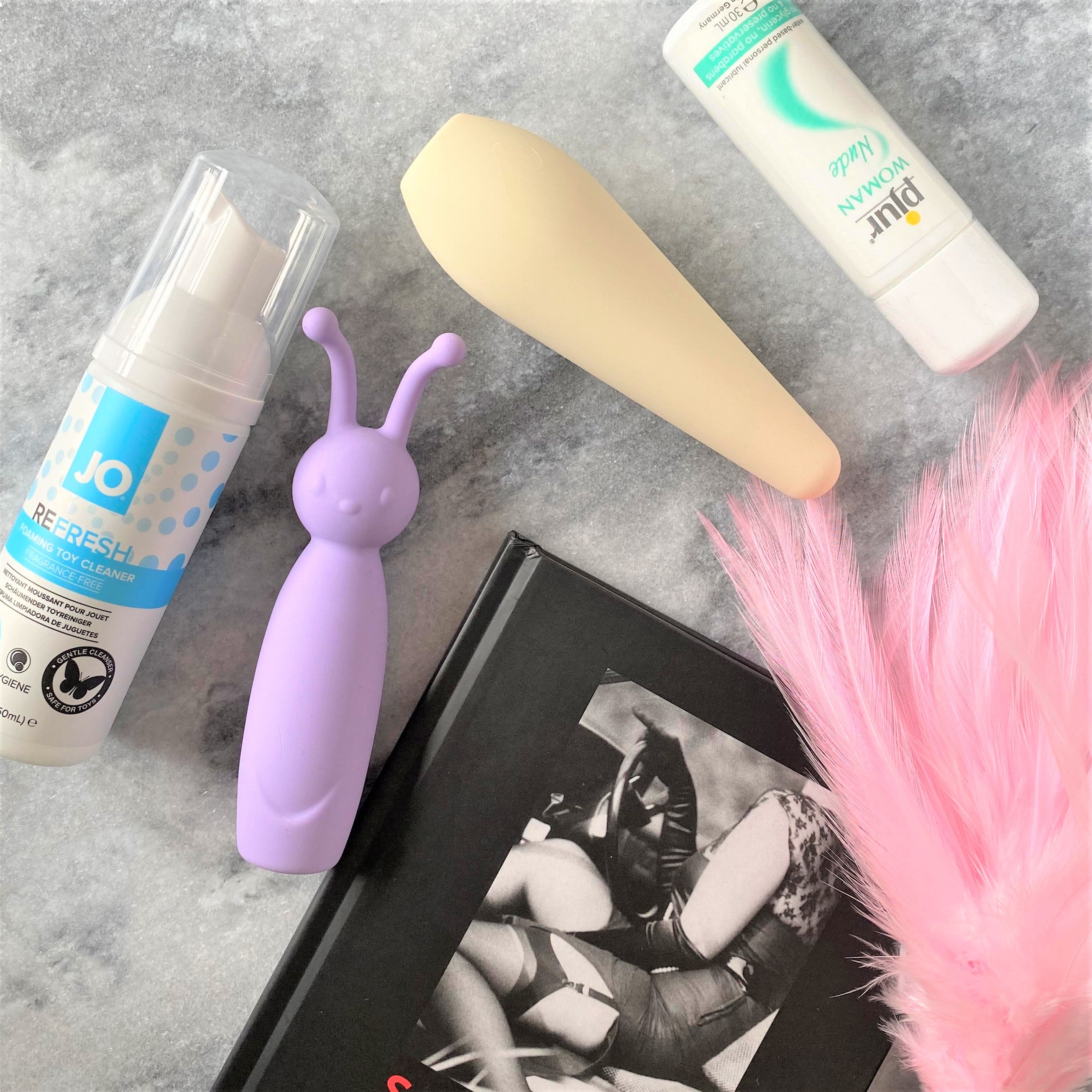 Weer genieten van vrijen box: lila vibrator, bullet, toyreiniger, glijmiddel, veertje en boek