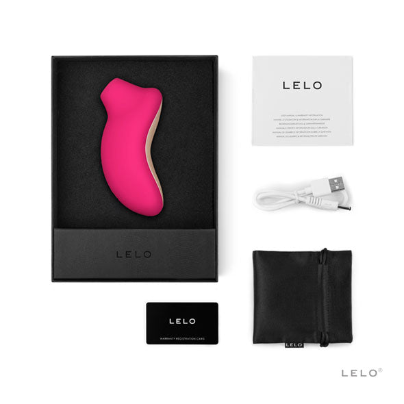 Lelo Sona cerise complete verpakkingsinhoud: vibrator, oplaadkabel, opbergzakje en handleiding