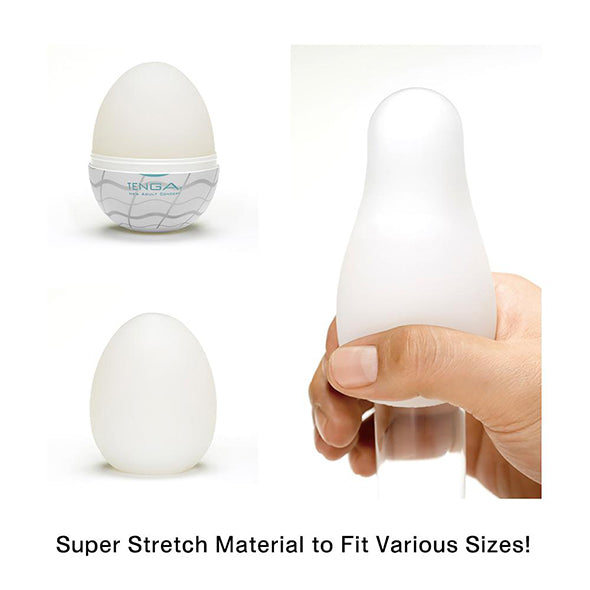 Tenga Egg super stretch materiaal vastgehouden in hand, toont rekbaarheid en formaten