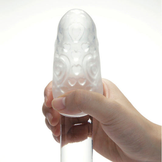 Tenga Egg Lover uitgerekt over dildo, transparant siliconen met hartjespatroon in hand