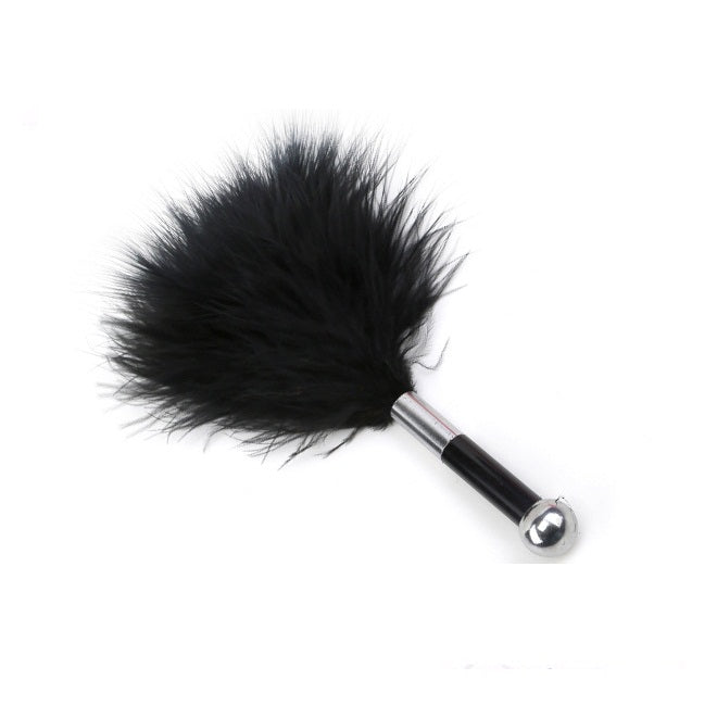 Zwart veertjes-tickler met kort metalen handvat voor sensuele prikkeling