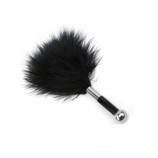 Zwart veertjes-tickler met kort metalen handvat voor sensuele prikkeling