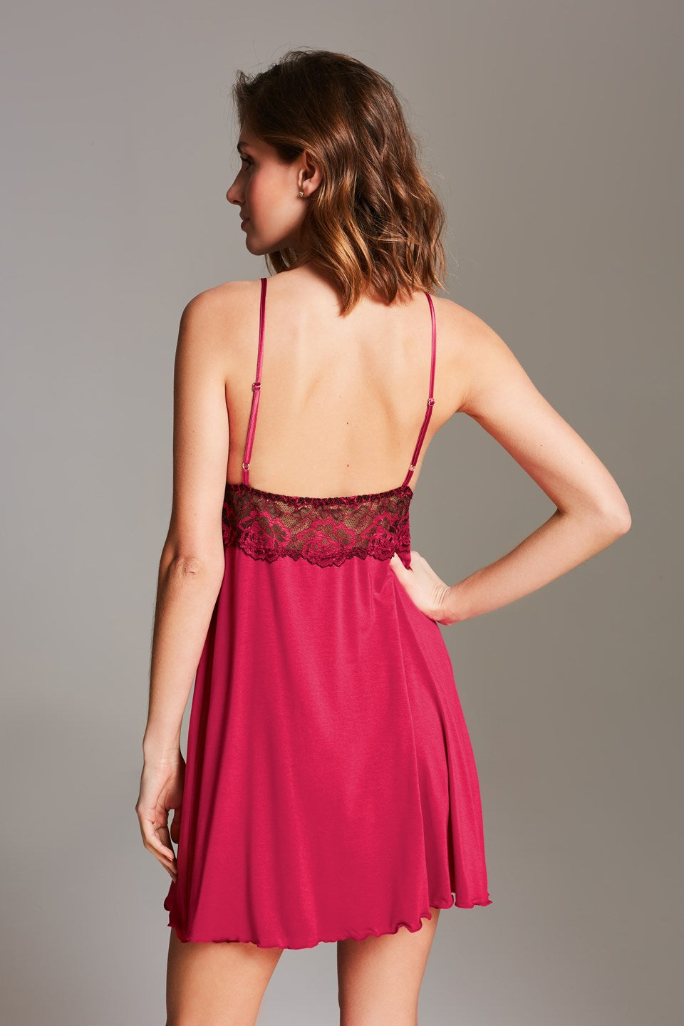 Zijaanzicht van ossenbloed rood Vanilla nachtjurkje maat S, toont de elegante korte snit van De Paarse Keizerin