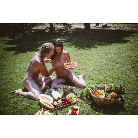 Naakt koppel deelt fruit bij picknick op het gras – zomerse scène uit XConfessions Vol. 3